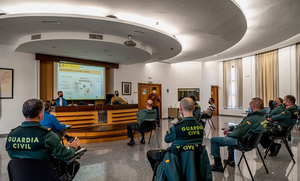 Juan Diego impartiendo un curso sobre contadores